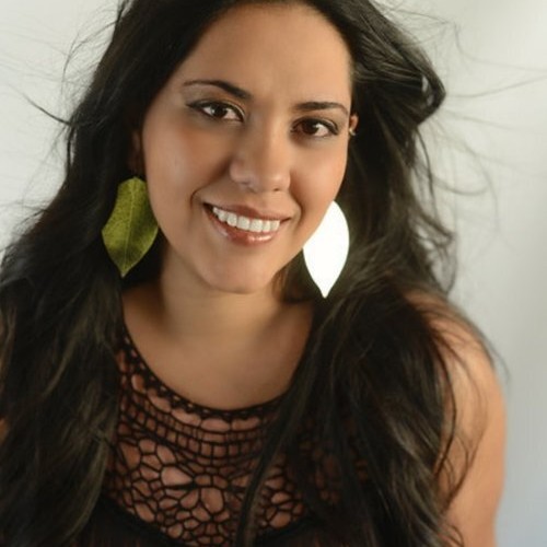 Headshot of smiling woman.